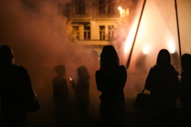 Kadın silueti gece dumana dönüşüyor. Korku Cadılar Bayramı konsepti. turuncu duman
