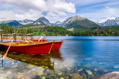 Slovakya Hight Tatras Gölü 'nde kırmızı botlar