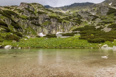 Dağların önündeki göl. Hight Tatras.