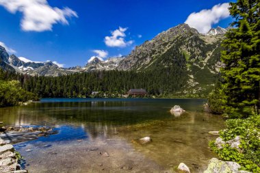 Dağların önündeki göl. Hight Tatras.