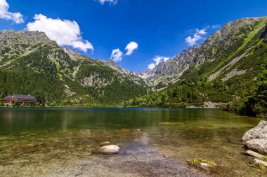 Dağların önündeki göl. Hight Tatras.