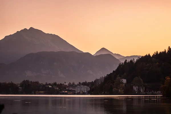 Herbstmorgen Bleder See Die Ersten Sonnenstrahlen Erhellen Die Landschaft Bleder — Stockfoto