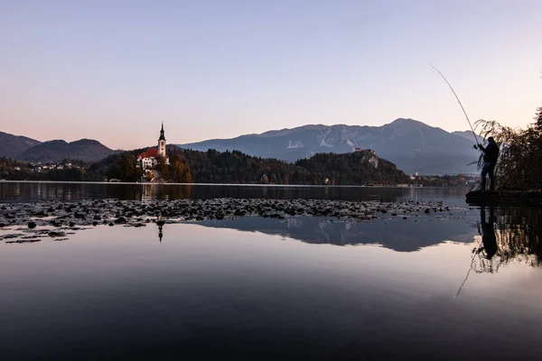 Jesienny Poranek Bled Lake Pierwsze Promienie Słońca Oświetlają Krajobraz Jezioro — Zdjęcie stockowe