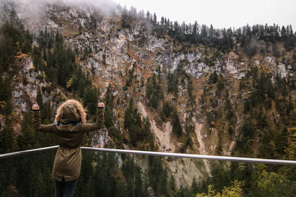 Mulher Voltou Paisagem Montanhosa Outono Bavaria — Fotografia de Stock