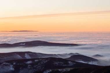 Çek Cumhuriyeti 'nin en eski dağı olan Snezka' nın tepetaklak gündoğumuna bakın..