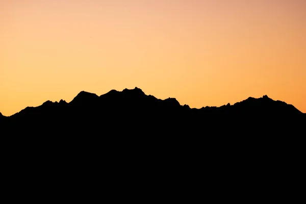 Sole Arancione Che Tramonta Dietro Montagne — Foto Stock