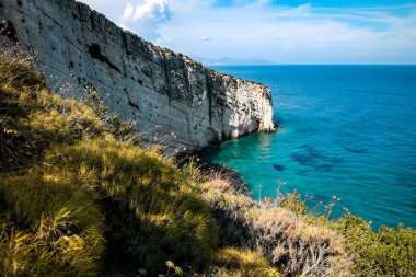 Yunan adası Zakynthos 'un güzel kıyı manzarası. Deniz açık mavi ve gökyüzü mavi beyaz bulutlarla.