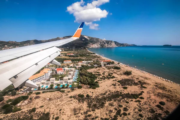 Tittar Genom Fönsterflygplan Landar Till Grekisk Strand Vinkel Utsikt Från — Stockfoto