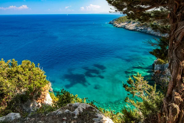 มมองท สวยงามของชายฝ งบนเกาะกร กของ Zakynthos ทะเลเป าใสและท องฟ บเมฆส ขาว — ภาพถ่ายสต็อก