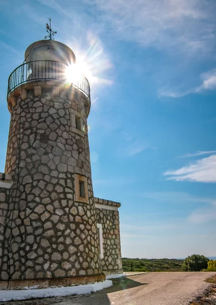 阳光穿过灯塔 Zakynthos岛上蓝天灯塔 — 图库照片
