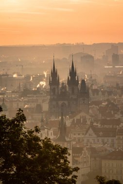 Prag 'da gündoğumunda hava manzarası. seyahat kavramı, Çek Cumhuriyeti