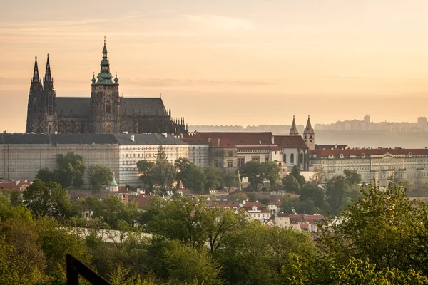 Vue sur le château gothique de Prague après le coucher du soleil, République tchèque — Photo