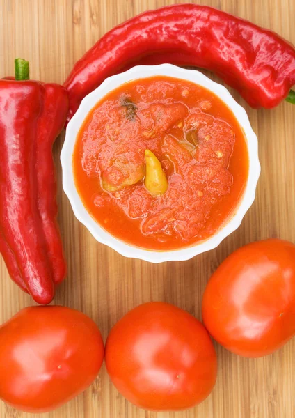 Csípős paprika, Paradicsom szósz, fokhagyma és gyógynövények — Stock Fotó