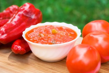 Biber, domates soslu otlar ve sarımsak ile