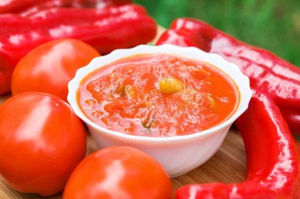 Hete pepers in tomatensaus met kruiden en knoflook Rechtenvrije Stockfoto's