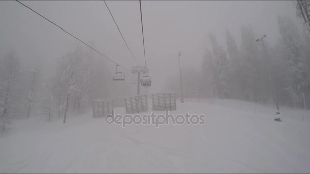 Стільці підйомника в туман — стокове відео