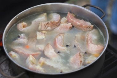 Balık çorbası, açık ile kazan