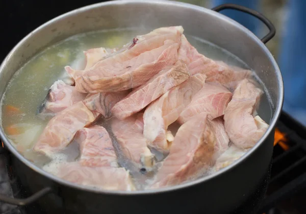 Balık çorbası, açık ile kazan