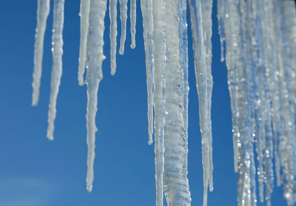 Icicles invierno hielo cielo cuelgan — Foto de Stock