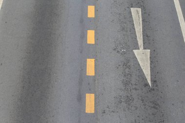 Oklar, trafik yönünü gösterir.