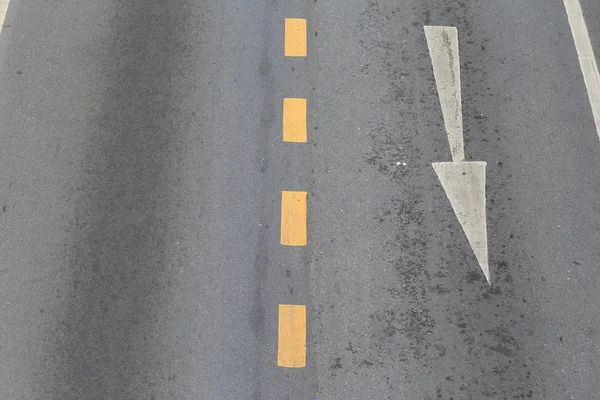 Oklar, trafik yönünü gösterir.