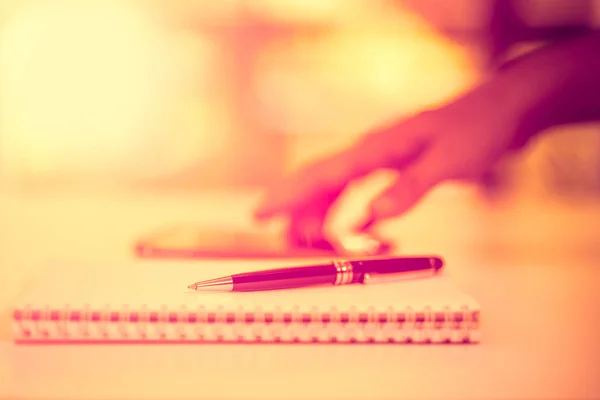 Caneta preta no notebook, com borrão de fundo Os homens estão usando aplicativos móveis . Imagem De Stock