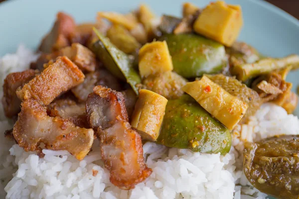 Fischorgane Saure Suppe und gebratenes Schweinefleisch mit Reis. — Stockfoto