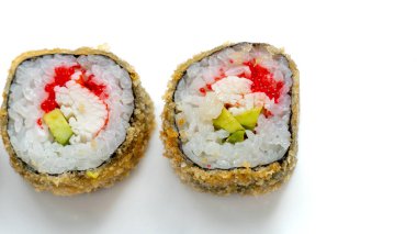 Somon, yılan balığı, ton balığı, avokado, kraliyet karidesi, Philadelphia krem peyniri, havyar tobika, chuka. Beyaz arkaplan.