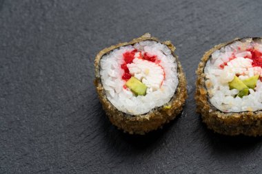 Somon, yılan balığı, ton balığı, avokado, kraliyet karidesi, Philadelphia krem peyniri, havyar tobika, chuka. Siyah arkaplan.