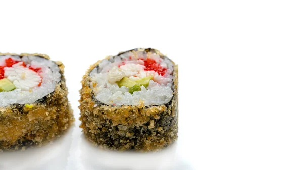 Somon, yılan balığı, ton balığı, avokado, kraliyet karidesi, Philadelphia krem peyniri, havyar tobika, chuka. Beyaz arkaplan.