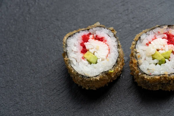 Somon, yılan balığı, ton balığı, avokado, kraliyet karidesi, Philadelphia krem peyniri, havyar tobika, chuka. Siyah arkaplan.