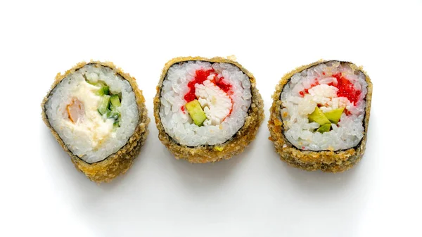 Somon, yılan balığı, ton balığı, avokado, kraliyet karidesi, Philadelphia krem peyniri, havyar tobika, chuka. Beyaz arkaplan.