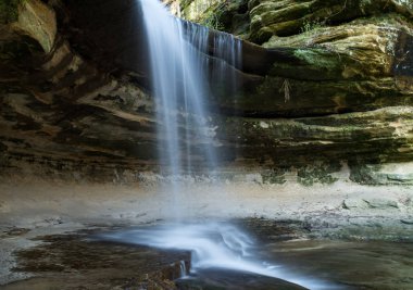 Bir güzel bahar sabahı LaSalle vadiden akan şelale. Aç Rock state park, Illinois.