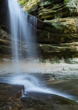 Bir güzel bahar sabahı LaSalle vadiden akan şelale. Aç Rock state park, Illinois.