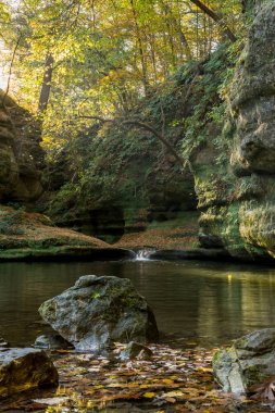 Sabah erken güneş ışığı aç rock state park, Illinois, ABD Illinois kanyona sürünen.