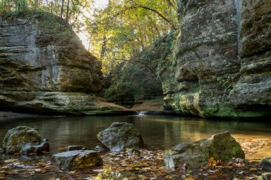 Sabah erken güneş ışığı aç rock state park, Illinois, ABD Illinois kanyona sürünen.