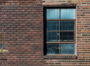 Eski sanayi tuğla ile kırık pencere oluşturma. 