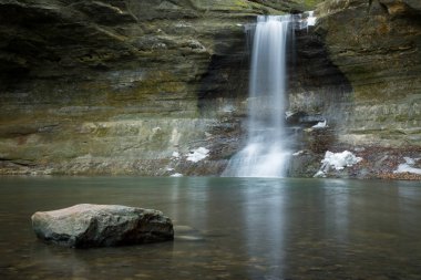 Su basamaklı alt Dells, Matthiessen State Park, Illinois, ABD.