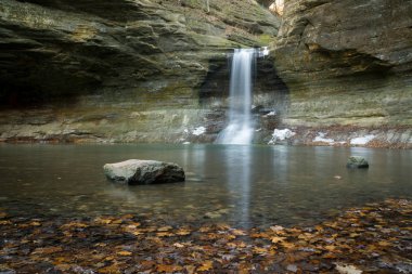 Su basamaklı alt Dells, Matthiessen State Park, Illinois, ABD.