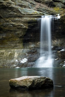 Su basamaklı alt Dells, Matthiessen State Park, Illinois, ABD.
