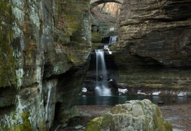 Su cascade alt Dells içinde. Matthiessen State Park, Illinois, ABD..
