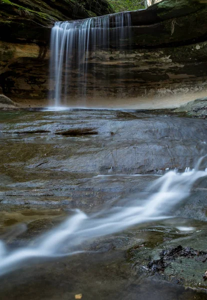 Cachoeira que flui através do desfiladeiro LaSalle em uma bela manhã de primavera. Parque Estadual de Rock com Fome, Illinois . — Fotografia de Stock