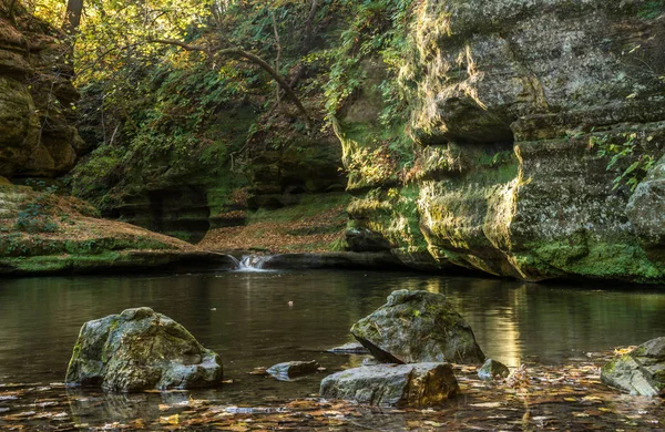 Sabah erken güneş ışığı aç rock state park, Illinois, ABD Illinois kanyona sürünen. — Stok fotoğraf