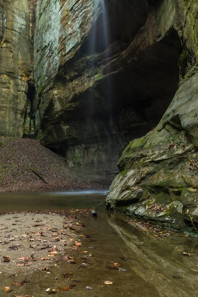 Art arda sıralı Kanyon duvarlardan geliyor. Tonti Kanyon, açlıktan Rock State Park, ABD.