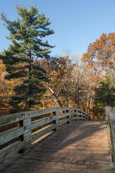 Wooden bridge with beautiful autumn/fall colour/colors behind.  Starved Rock state park, Illinois. — Stock Photo, Image