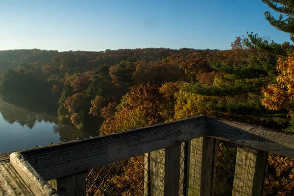 Met uitzicht op de Illinois river met de prachtige herfst/najaar kleuren op beeldscherm achter, uitgehongerd Rock state park, Illinois. — Stockfoto