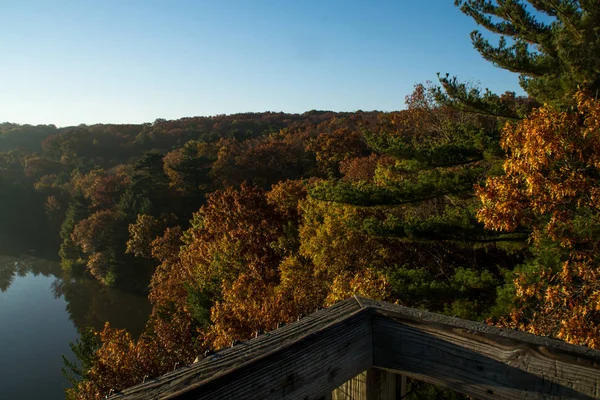 Overlooking the Illinois river with the stunning autumn/fall colors on display behind, Starved Rock state park, Illinois. — Stock Photo, Image