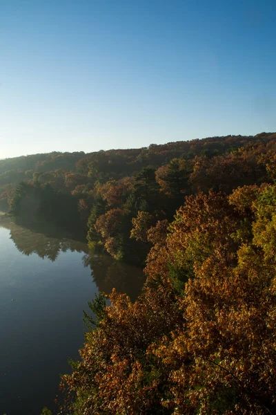 Overlooking the Illinois river with the stunning autumn/fall colors on display behind, Starved Rock state park, Illinois. — Stock Photo, Image