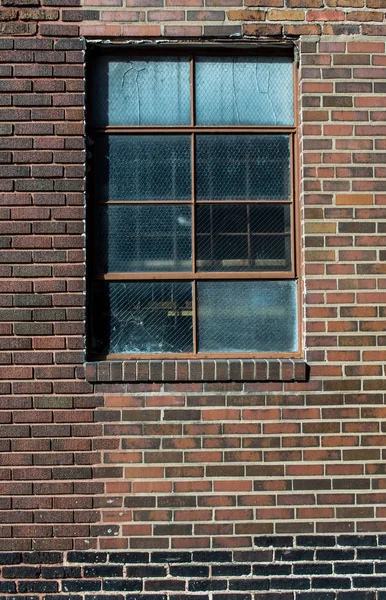 Eski sanayi tuğla ile kırık pencere oluşturma. 
