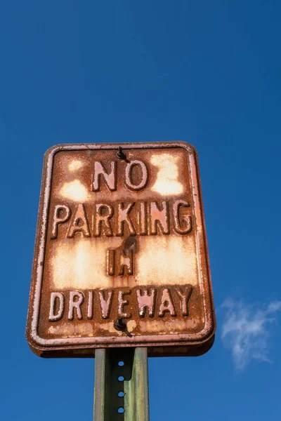 Cartel antiguo de metal vintage 'No Parking' con cielo azul detrás . — Foto de Stock